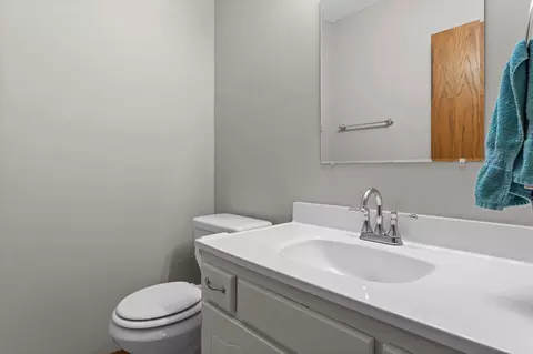 Bath - 1264 Deercliff Ln, Eagan, MN 55123 photo 2 of 2