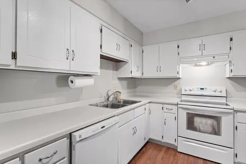 Kitchen - 1264 Deercliff Ln, Eagan, MN 55123 photo 2 of 3