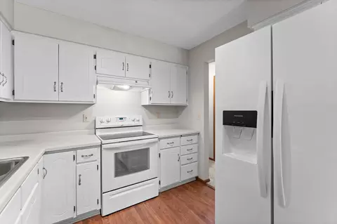 Kitchen - 1264 Deercliff Ln, Eagan, MN 55123 photo 3 of 3