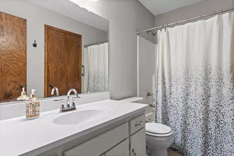 Bath - 1264 Deercliff Ln, Eagan, MN 55123 photo 1 of 2