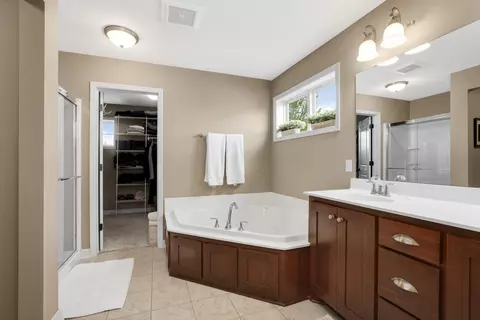 Bath - 3582 Springwood Path, Eagan, MN 55123 photo 3 of 5