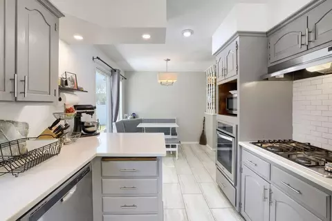 2550 Aldine St, Roseville, MN 55113