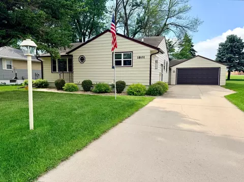 1801 S Shore Dr, Worthington, MN 56187