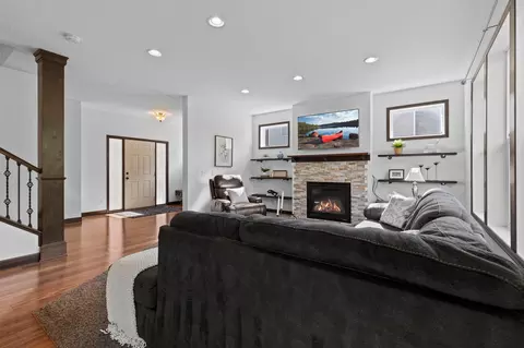 21340 Hytrail Cir, Lakeville, MN 55044