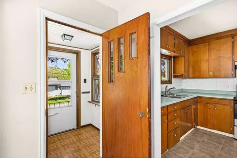 Entry Way - 512 Rose St, Duluth, MN 55803 photo 1 of 2