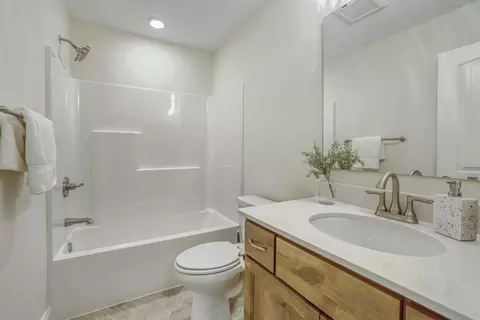 Bath - 2885 Trinity Dr, Shakopee, MN 55379 photo 4 of 4
