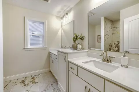 Bath - 2885 Trinity Dr, Shakopee, MN 55379 photo 2 of 4
