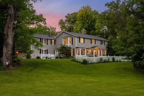 60 Myrtlewood Rd, Wayzata, MN 55391