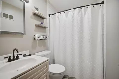Bath - 603 13th Ave SE, Austin, MN 55912 photo 1 of 4