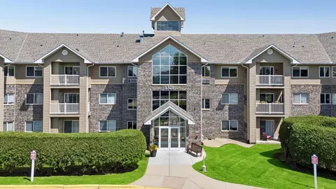 1321 Lake Dr W #123, Chanhassen, MN 55317