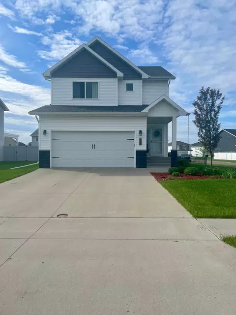 833 Cathy Dr W, West Fargo, ND 58078