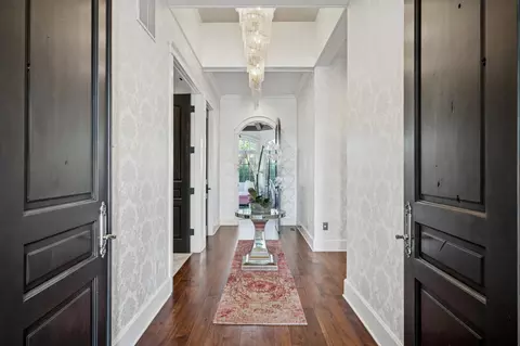 Entry Way - 2824 Jean Duluth Rd, Duluth, MN 55804 photo 4 of 5