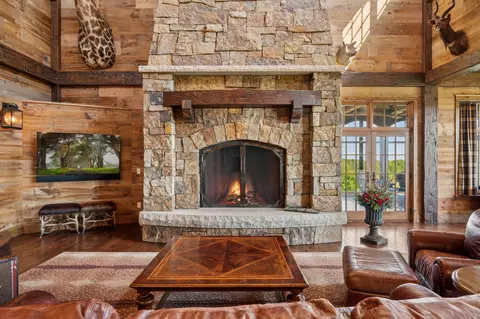 Living - 2824 Jean Duluth Rd, Duluth, MN 55804 photo 7 of 10