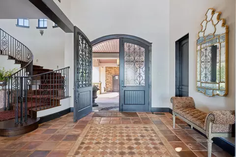 Entry Way - 2824 Jean Duluth Rd, Duluth, MN 55804 photo 1 of 5