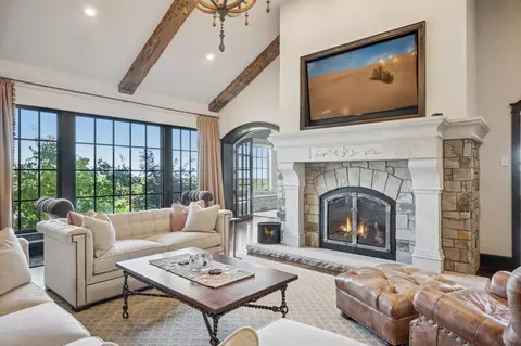 Living - 2824 Jean Duluth Rd, Duluth, MN 55804 photo 3 of 10