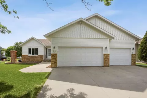 2901 32nd St S, Fargo, ND 58103