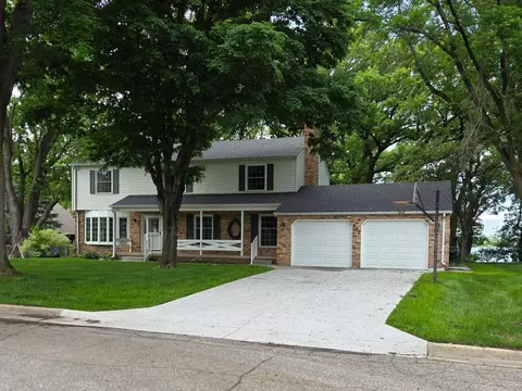 507 Knollwood Dr NW, Willmar, MN 56201
