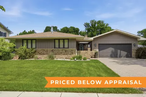86 35th Ave NE, Fargo, ND 58102