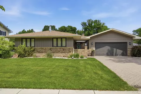 86 35th Ave NE, Fargo, ND 58102