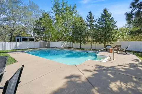 512 Hyde Ave N, Mahtomedi, MN 55115
