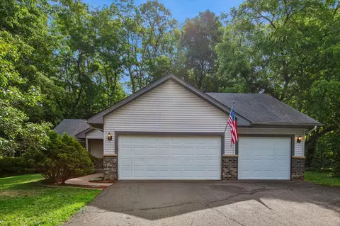 326 Warner Ave N, Mahtomedi, MN 55115