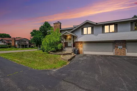 5654 Chatsworth St N, Shoreview, MN 55126