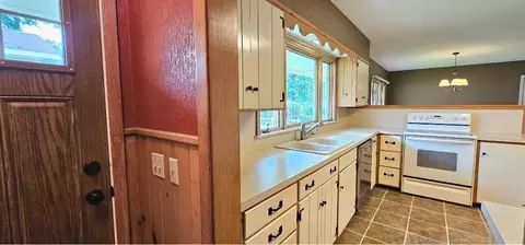 Entry Way - 505 E 3rd St, Morris, MN 56267 photo 4 of 5