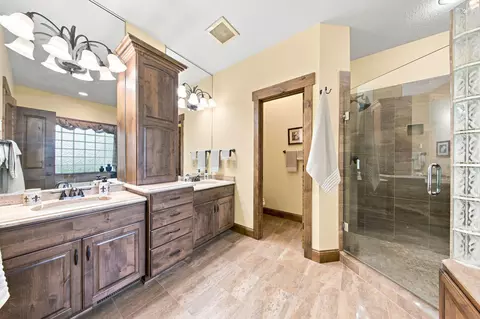 Bath - 1008 Newhall Dr, Faribault, MN 55021 photo 2 of 5