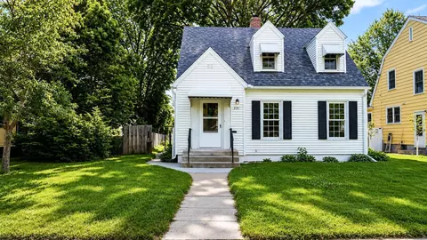 221 9th Ave N, Hopkins, MN 55343