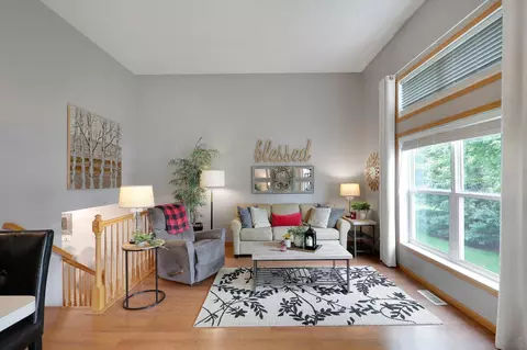 2186 Woodcrest Dr, Woodbury, MN 55129