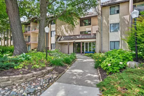 1690 Highway 36 W #320, Roseville, MN 55113