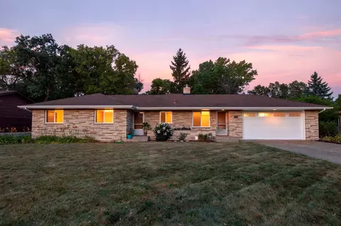 408 Woodland Dr, Burnsville, MN 55337
