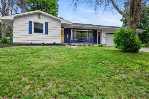 1516 Wellington Cres, Faribault, MN 55021