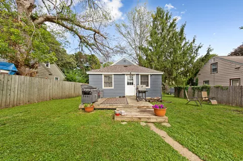 Exterior - 711 Saint Thomas Ave, Albert Lea, MN 56007 photo 3 of 4