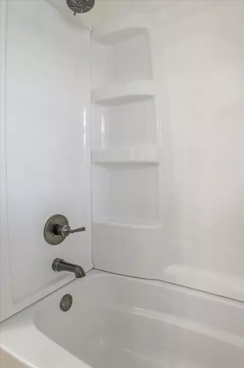 Bath - 535 2nd Ave NE, Milaca, MN 56353 photo 3 of 5