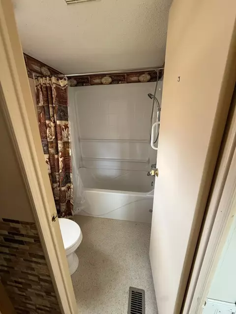 Bath - 2130 White Pine Dr, Cambridge, MN 55008 photo 1 of 3