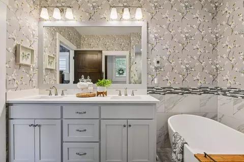 Bath - 180 Bell St, Excelsior, MN 55331 photo 5 of 11