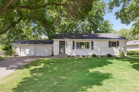 6164 Oak Knoll Dr, Woodbury, MN 55125