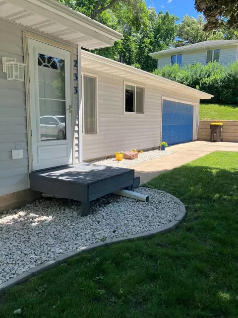 233 E Amber Lake Dr, Fairmont, MN 56031
