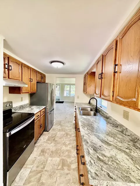 577 Glenbrook Ave N, Oakdale, MN 55128