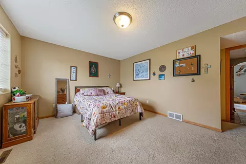 Bedroom - 910 8th Ave SW, Austin, MN 55912 photo 2 of 4