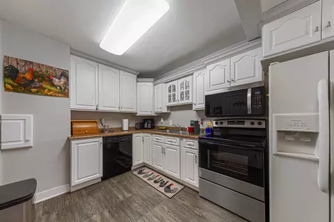 Kitchen - 910 8th Ave SW, Austin, MN 55912 photo 2 of 2