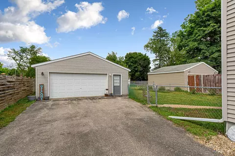 Exterior - 910 8th Ave SW, Austin, MN 55912 photo 4 of 5