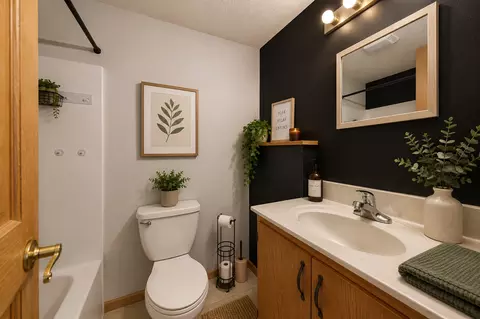 Bath - 910 8th Ave SW, Austin, MN 55912 photo 2 of 3