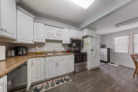 Kitchen - 910 8th Ave SW, Austin, MN 55912 photo 1 of 2