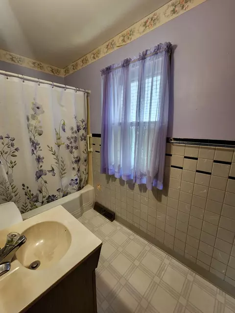 Bath - 1715 Budd Ave, Maple Plain, MN 55359 photo 1 of 1