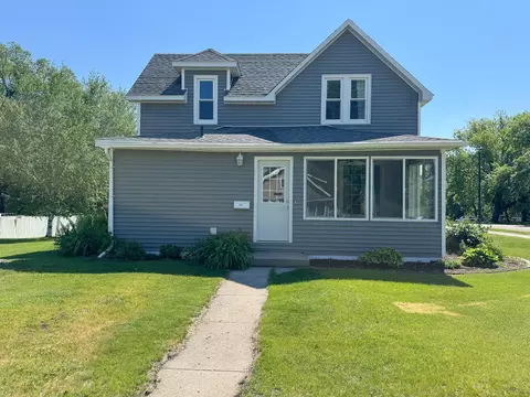 421 Bowling Ave, Detroit Lakes, MN 56501