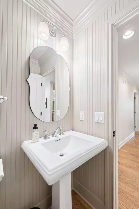 Bath - 3470 Hamilton Ave, Wayzata, MN 55391 photo 6 of 7