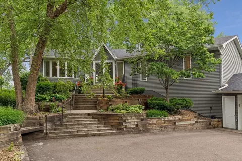 639 Heinel Dr, Roseville, MN 55113