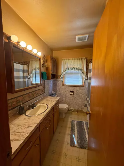 Bath - 405 S 3rd St, Oakes, ND 58474 photo 2 of 3